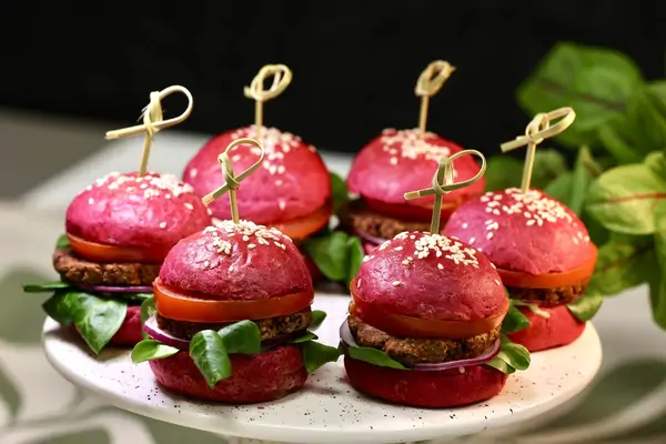Różowe mini Burgery z fasolą